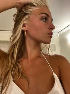 Blonde Around Hairline, White Front Hair, Tan Girl With Blonde Hair, Scandinavian Hairline Blonde On Brown Hair, Scandinavian Hairline Blonde Trend, Curly Blonde Hair Naturally, Scandinavian Hairline Blonde On Brunette, Scandi Hairline Blonde, Surf Blonde Hair