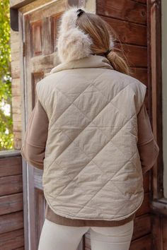 This vest has a high collar with a zipper and is sleeveless. It is quilted, has pockets and is sherpa lined. Steve Madden Sneakers, Preppy Look, Baby Boy Shoes, Quilted Vest, Fleece Vest, Sweaters And Leggings, Sherpa Lined, Comfortable Dress