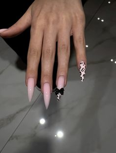 Simple Stiletto Nails, Stilleto Nails Designs, Teen Nails, Black Stiletto Nails, Quick Nail, Squoval Nails, Gold Glitter Nails, Claw Nails, Grunge Nails