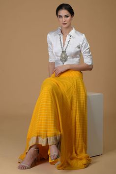 Yellow Skirt Outfit Indian, Yellow Long Skirt Outfit, Leheriya Dress, Leheriya Lehenga, Yellow Skirt Outfits, Dresses For Men, Haldi Outfits, Function Dresses, Yellow Lehenga