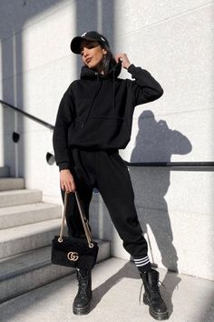 "Dieser Oversize Jogger in schwarz von Thanya x Freshlions überzeugt mit einer gemütlichen Passform und ist ein modisches Musthave für deinen Kleiderschrank. Thanya ist 160cm groß und trägt die Hose in XS Das Model ist 175 cm groß und trägt die Hose in S Lockere Jogginghose Elastischer Bund Sehr bequem Material: 65 % COTTON 35 % POLYESTER " Winter Outfit Inspiration, Dr. Martens, Fashion Sense, New Fashion, Jogging, Parka, Winter Outfits, Outfit Inspirations, Casual Outfits