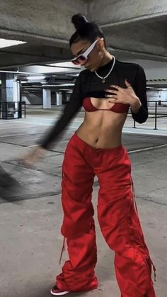 La Day Party Outfit, Soy Rebelde Outfits, Casual Festival Outfit Winter, Bad Bunny Concert Inspo Outfit, Streetwear Fashion Festival Women, Concert Streetwear Outfit, Street Concert Outfit, Rave Fits With Pants, Parachute Pants Concert Outfit