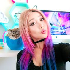 Wengie Dark Ombre Hair, Famous Youtuber, Dip Dye Hair, Famous Youtubers, Cat Selfie, Fav Youtubers, Multicolored Hair