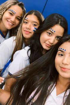 Sports Day Face Paint Ideas, Football Game Makeup High School, Sport Face Paint, School Face Paint, Soccer Makeup, Gold Face Paint