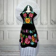 Tehuana Gala Outfit Traditional Black Dress For Cinco De Mayo, Traditional Multicolor Embroidered Dress For Fiesta, Traditional Black Embroidered Dress For Fiesta, Best Traditional Outfits, Mexican Boutique, Silk Thread Embroidery, Gala Outfit, Mexican Artists, Thread Embroidery