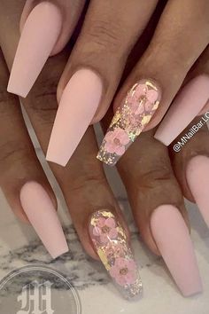 Check out these awesome flower nails, flower nail designs, flower nail art, and flower nails abstract. These are the prettiest flower nails of the season! #flowernails #flowernaildesigns Cute Spring Nails, Nails Green, Cute Acrylic Nail Designs, Flower Nail Designs, Acrylic Coffin, Nails Simple, Homecoming Nails, Coffin Nails Designs, Classy Nails