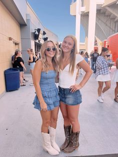 Morgan Wallen Outfit Ideas For Concert, Concert Outfit Inspo Country, Dan And Shay Concert Outfit, Bryan Core, Country Concert Outfit Megan Moroney, Zach Bryan Concert Outfit, Morgan Wallen Concert Outfit, Concert Outfit Inspo, Megan Moroney