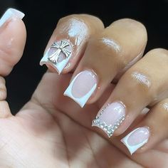 THE ONE on Instagram: "😍" Cute Nail Ideas For Acrylics Short, Nails For Communion, Short Cute Acrylic Nails Designs, White Short Nails With Designs, Exotic Nails Short, Nail Short Designs, Short Nail Designs White, Square Nails Short Design, Short White Nail Designs