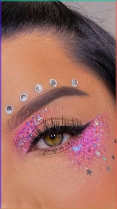 Glitter No Rosto, Glitter Face Makeup, Glitter Carnaval, Glitter Face Paint, Pink Glitter Makeup, Cheer Makeup, Make Carnaval