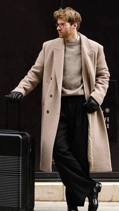 Discover timeless and sophisticated Office Old Money Fashion For Men. Get inspired by 20+ influencer-approved looks to elevate your style in 2024. Turtle Neck With Coat Men, Men Winter Old Money Outfits, Men Winter Outfits Old Money, Beige Overcoat Men Outfit, Winter Outfits Men Old Money, Old Money Men Winter Outfits, Paris Winter Outfit Men, Nyc Men’s Fashion Winter, Mens Coat Outfit