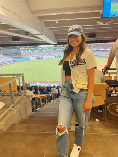 Baseball Day Outfit, White Dodgers Jersey Outfit, Baseball Game Outfit Curvy, Yankees Baseball Outfit, Dodger Game Outfit Women Cold, Baseball Game Outfit Ideas For Women, Cute Baseball Game Outfit Cold, Yankees Jersey Outfit Woman