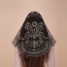 Follow us on ins, and give out coupons from time to time. https://www.instagram.com/mantveils/ Wearing our captivating sacred triangular veil, step into the realm of divine symbolism and bringing a touch of ethereal elegance and profound symbolism. This veil measures approximately 49.2 inches on the hem and measures approximately 23.6 inches high in a perfect triangle shape with a lightweight lace material. It is more than just an accessory, it is a representation of respect for your faith! The light and soft fabric is embroidered with symbols that symbolize the Virgin Mary, reflecting her purity, elegance and divine presence. The edge of the veil is intricately patterned, telling the essence of devotion and love. Handcrafted, delicate and elegant, this veil resonates with the spirit of th Mass Veil, Chapel Veil Catholic, Catholic Veil, Cap Veil, Ethereal Elegance, Mantilla Veil, Tulle Material, Chapel Veil, Lace Veils