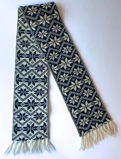 mint condition beautiful thick wool 2-sided scarf - high quaility hand knit navy/ivory unisex Winter Wool Handwoven Scarves, Wool Handwoven Winter Scarves, Handwoven Wool Scarves For Winter, Traditional White Winter Scarves, Traditional White Scarves For Winter, Thick Wool, Wool Knit, Knit Scarf, Mint Condition