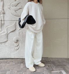 All White Outfit Oversized, Oversize Outfit Ideas For Women, Neutral Oversized Outfits, Oversized Spring Outfit, Sweater Oversized Outfit, Oversized Style Women, Fear Of God California, Denim Moodboard, White Sweatshirt Outfit