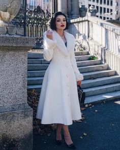 Vintage Winter Outfits Classy, Classy And Elegant Aesthetic, Elegant Winter Dresses Classy, Elegant Rich Woman Outfits, First Lady Outfits Classy, Elegant Coats For Women Classy, Modern 1950s Fashion, Elegant Vintage Outfits, Elegant Winter Outfits Classy