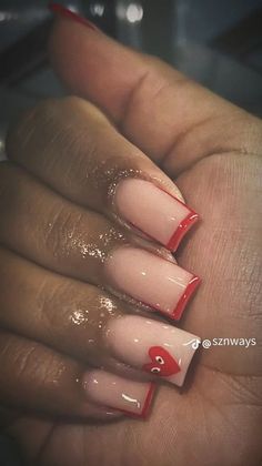 Short Medium Nails Acrylic Design, Red Short Nail Ideas Acrylic, Short Gel Nails With Initial, Nails For Back To School Acrylic Short, Nails Inspiration Polygel, 444 Nail Ideas, Red And White Short Acrylic Nails, Short Nail Designs Red And White, Cute Short Nail Ideas Black Women