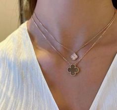 Van Cleef Alhambra, Necklace Outfit, Four Leaf Clover Necklace, Clover Pendant, Van Cleef And Arpels, Jewelry Accessories Ideas