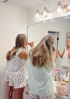 #makeup #girls #slumberparty #bridesmaid #wedding #weddingmakeupideas Bridesmaid For Hire, Makeup Grwm Aesthetic, Dream Life Friends, Girl Getting Ready Aesthetic, Prom Morning, Makeup With Friends, Girls Getting Ready Aesthetic, Hoco Morning, Getting Ready With Friends