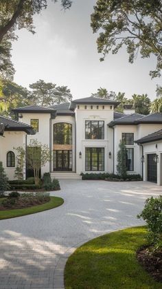 White House Modern Exterior, Luxury White House Exterior, Two Story Front Entry Exterior, Guess House Ideas, Contemporary Architecture Interior, Cute Modern House Exterior, Modern Mediterranean House Plans, Dream House Florida, Pretty Houses Modern