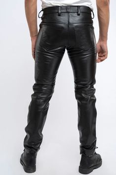 Skinny Jeans, Slim Fit Jeans, Ripped Jeans, Cargo Pants, Sweatpants, Joggers, Thermal Trousers, Men's Long Pants, Trousers, Pants, Plus Size Tights. A classic pair of leather pants is a must have item in any man's wardrobe. Our luxurious Faux Leather Fashion Pants will not disappoint. These premium leather pants are, designed for comfort and style. Waterproof, windproof and wear resistant they are made from high quality PU leather and lined with polyester fabric that is soft, breathable, sweat absorbing and skin friendly, these high waisted PU leather pants are a little stretchy. They move with you and are super comfortable to wear. So versatile they work well for casual, every day or evenings out. Featuring front flat design with classic 5-pockets, zip fly and button closure in durable PU Boots Biker, Plus Size Tights, Gothic Boots, Style Overalls, Shoes Chunky, Biker Pants, Boots Combat, Gothic Shoes, Pu Boots