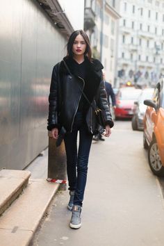 Shearling Jacket Outfit, Irina Sharipova, Pull Bleu Marine, Black Shearling Jacket, Pose Photography, Jacket Fashion, Beautiful Style, Vest Outfits, Street Style Inspiration