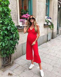 23 Cute Pregnancy Outfits Worth Copying - StayGlam Cute Pregnancy Outfits, Pregnant Outfit, Pregnant Outfits, Red Pleated Skirt, Maternity Black Dress, Maternity Outfit, Bright Dress, Cute Maternity Outfits, Elegant Sweater