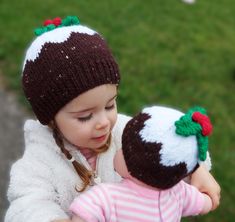 Sweet little Pudding christmas hat with Holly & Berries Easy Knit design To fit Premature Baby - Age 4 Worked flat in DK, 8ply, light worsted 3Available in English only Christmas Knitting Patterns Free, Figgy Pudding, Holiday Knits, Baby Hat Patterns, Baby Knitting Patterns Free, Easy Knit, Christmas Knitting Patterns, Premature Baby, Blanket Crochet Pattern