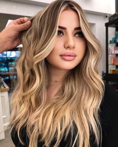 Long Layered Haircut for Chubby Cheeks Wavy Layered Hair, Dunner Wordend Haar, Hair To One Side, Wavy Haircuts, Honey Blonde Hair, Hair Done, Long Layered Haircuts, Chubby Cheeks, Balayage Hair Blonde