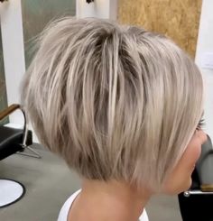 Modern Bob Hairstyles, Short Hair Back, Chin Length Haircuts, Haircuts For Medium Length Hair, Short Hair Images, How To Curl Short Hair