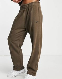 Nike - Jogger oversize en polaire - Marron ombré | ASOS Brown Joggers Outfit, Hiphop Dance Outfit, Nike Jogger, Jogger Outfit, Brown Joggers, Cuffed Sweatpants, Joggers Outfit, Nike Joggers