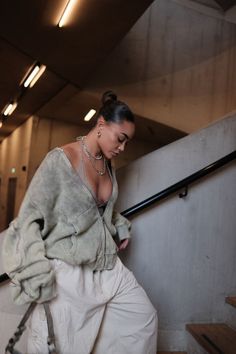 High Fashion Black Women, Neck Grab, Sophisticated Streetwear, Looks Rihanna, Hamptons Coastal, Minimal Street Style, Aesthetic Ootd, Ootd Outfits, Streetwear Fashion Women