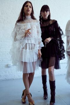 Rodarte captures the spirit of Janis Joplin and Woodstock Haute Couture Style, Black And White Contrast, Mode Editorials, Mode Inspo, Harpers Bazaar, White Dresses, Mode Inspiration, Fashion 2017, Vanity Fair