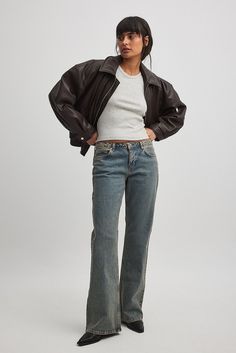 These jeans feature a low waist and a zip and button closure. They have a five-pocket design and wide legs. Lowrise Baggy Jeans, Low Rise Jeans Outfit 2000s, Low Waist Trousers, Flare Jean Outfit, Low Rise Jeans Outfit, Low Rise Trousers, Jeans Outfit Winter, Outfits 2000s, Low Waist Jeans