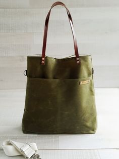 Waxed Canvas Simply Tote Bag in Army Green unisex by bayanhippo Handbag Laptop, Waxed Canvas Tote Bag, Stylish Leather Bags, Green Tote, Diy Handbag, Tshirt Bag, Waterproof Bags, Canvas Handbags, Waxed Canvas