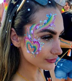 Quick Face Paint Designs, Face Painter Outfit, Eye Design Face Paint, Face Painting Glitter, Face Painting Festival, Cute Simple Face Paint Ideas, Simple Festival Face Paint Ideas, Pretty Face Paint, Cute Face Paint