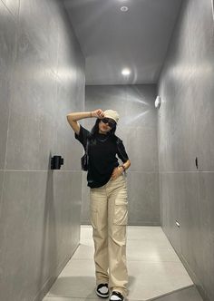 outfit ideas Being Cargo Pants Outfit, Cargo Pants Khaki Outfit, Cargo For Girls Outfit, Cargo Pants Picture, Cargo Oants Outfit Girl, Outfit Idea Cargo Pants, How To Style Khaki Cargo Pants Women, Cargo For Women, How To Style Kakhi Cargo Pants