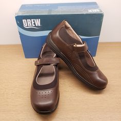 Drew "Rose" Brown Mary Jane Flats. Size Right 9½ Left 10 Do You Have Two Different Sized Feet? The Blue Insert Is Removable. Full-Grain Leather Upper, Foam-Padded Collar - 2 Removable Footbeds To Accommodate Prescribed Orthotics -Spandex Lining -Removable - Moldable - Dual-Density Insert With Drilex Topcover -Tempered Steel Shank And Extended Medial Heel Stabilizer -Slip Resistant Outsole Please Make Sure To Read That These Are Two Different Sizes The Heels Have Slightly Different Colors, Please Look At All Pictures As They Are Part Of The Description Of The Condition Of The Shoes. Box Has Seen Better Days Medium Width Walking Shoes With Removable Insole, Easy Fit Walking Shoes With Round Toe, Easy Fit Round Toe Walking Shoes, Walking Shoes With Easy Fit And Round Toe, Brown Mary Jane Flats, Rose Mary, Drew Shoes, Orthotic Shoes, Orthopedic Shoes