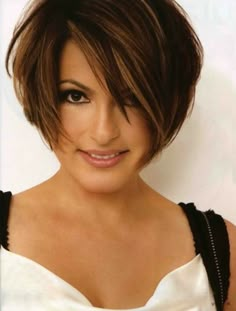 moderne schöne frau mit super kurzen haaren Makeup Tip, Trendy Short Haircuts, Short Grey Hair, Olivia Benson, Popular Haircuts, Sharon Stone, Mariska Hargitay, Penteado Cabelo Curto, Cute Hairstyles For Short Hair