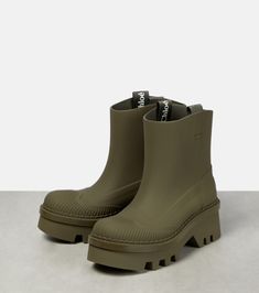 Raina rain boots in green - Chloe | Mytheresa Branded Heels, Rain Boots Outfit, Designer Rain Boots, Rain Boot Outfit, Green Rain Boots, Chloe Boots, Green Boots, Womens Rain Boots, Wellington Boots