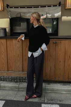 Black V Neck Sweater Outfit, Suit Trousers Women Outfit, Vneck Sweater Outfit, Corporate Fits, Trousers Women Outfit, Grey Pants Outfit, Parisian Outfit, Black V Neck Sweater, Winter Pants Outfit