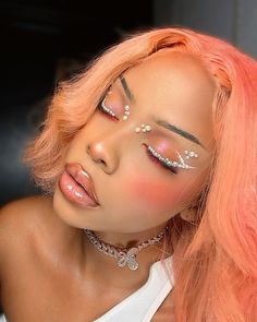 Pink And Pearls Makeup, Rhinestone And Pearl Makeup, Makeup Ideas With Pearls, Pearl Eye Look, Pink Pearl Makeup, Pink Editorial Makeup, Pink Festival Makeup, Eye Makeup With Pearls, Gem Makeup Looks