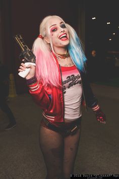 This is such a great Harley Quinn #cosplay. It makes me feel so sorry for her character. It's tragic. I'm sad. Harley Quinn Disfraz, Harley Quinn Jacket, Harley Quinn Makeup, Harley Quinn Halloween, Silvester Outfit