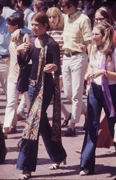 60s Street Style, Photos Of New York City, Bell Bottom Jeans Outfit, Patti Hansen, Moda Hippie, Outfits 70s