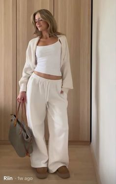 Thanksgiving Outfit Pants, Cozy Ugg Outfit, Cosy Outfit Aesthetic, Cream Joggers Outfit, Comfy College Outfit, Lounge Outfit Ideas, Cozy Lounge Outfits, Uggs Tasman, Amsterdam Outfit