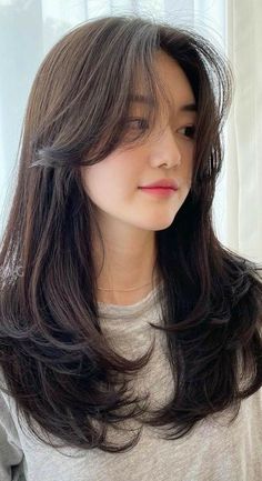 Model rambut wanita wajah oval Korean Long Hair, Hair Style Korea, Hairstyle Tutorials, Layered Hairstyles, Bangs With Medium Hair, Trening Fitness, Hairstyles For Layered Hair