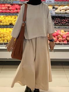 Uniqlo Women Outfit Hijab, Modest Smart Casual, Hijabi Minimalist Style, Minimal Hijab Outfit, Hijab Minimalist Style, Minimalist Fashion Hijab, Minimalist Hijab Outfit, Uniqlo Women Outfit, Minimal Style Outfits