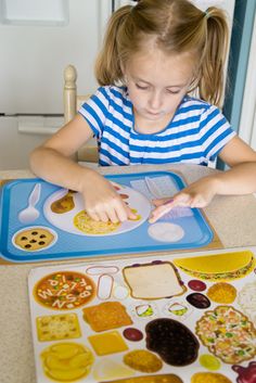 How to use pretend play and stickers to help kids learn how to make nutritious lunch choices in the school lunch line *Great article for parents School Nutrition, Hot Lunch, Nutrition Education, Healthy Dog Treats, Easy Healthy Dinners, Healthy Dinner Recipes Easy, Food Themes, Free Kids, Healthy Choices