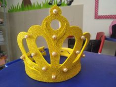 Momento fofura School Board Decoration, Crown Crafts, Board Decoration, Christmas Costumes, Felt Toys, 18th Birthday, Tiara, Crafts For Kids, Crown