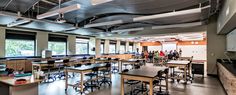 an empty classroom with many desks and chairs