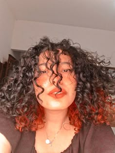 Red Underdye Hair Curly, Curly Hair Dyed Tips, Underdye Hair Curly, Red Highlights In Brown Hair, Underdye Hair, Hair Dye Tips, Curly Pixie Hairstyles, Red Hair Inspo